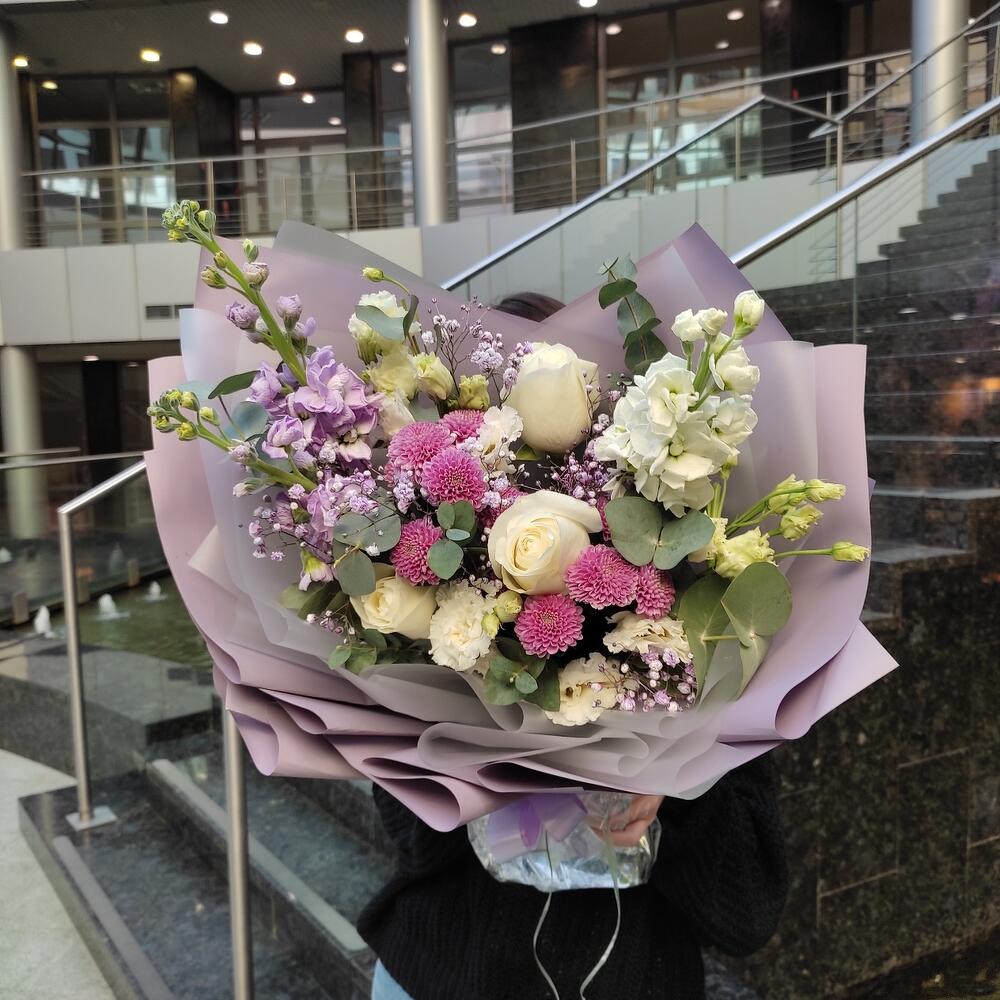 Букет из маттиолы, хризантемы и лизиантус