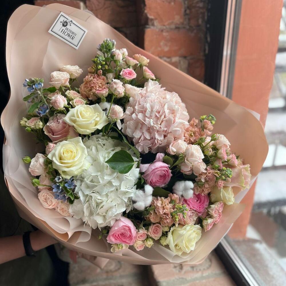 Букет из гортензии, ранункулюсов, маттиолы, хлопка, кустовых и пионовидных роз в стильной упаковке