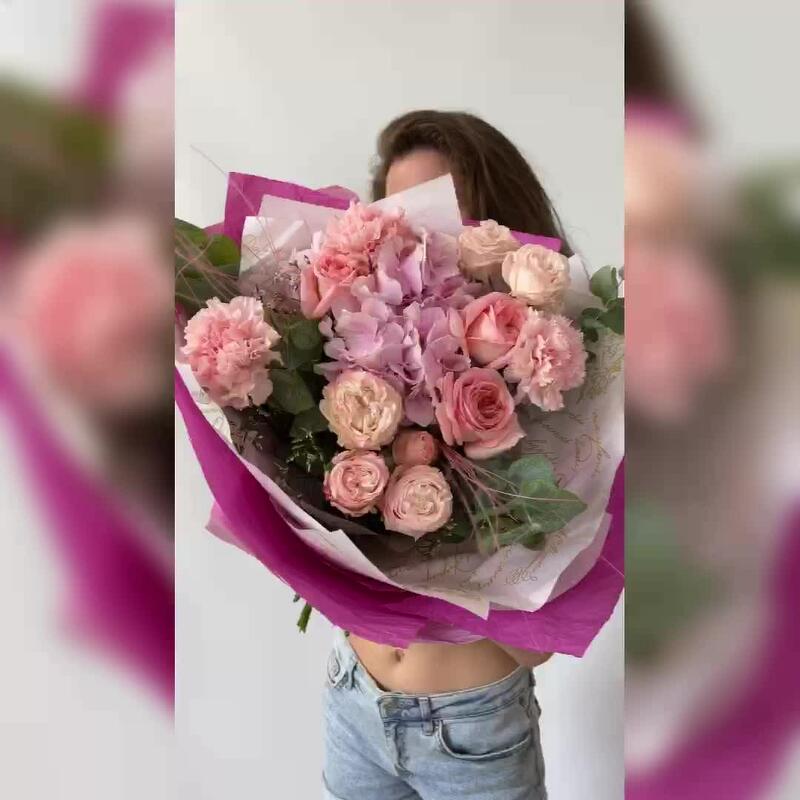 Букет с гортензией и кустовыми розами